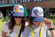 Participants décorant des objets uniques lors d’un atelier MadCityZen en entreprise. | © MadCityZen